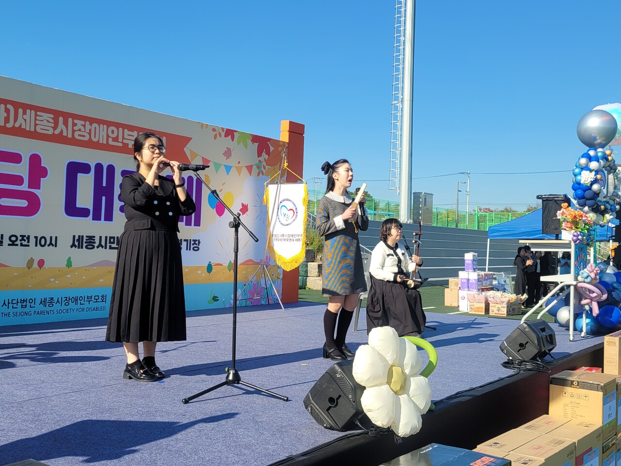 공연을 진행 중인 '어룰림 합창단' . /사진=권예진 기자