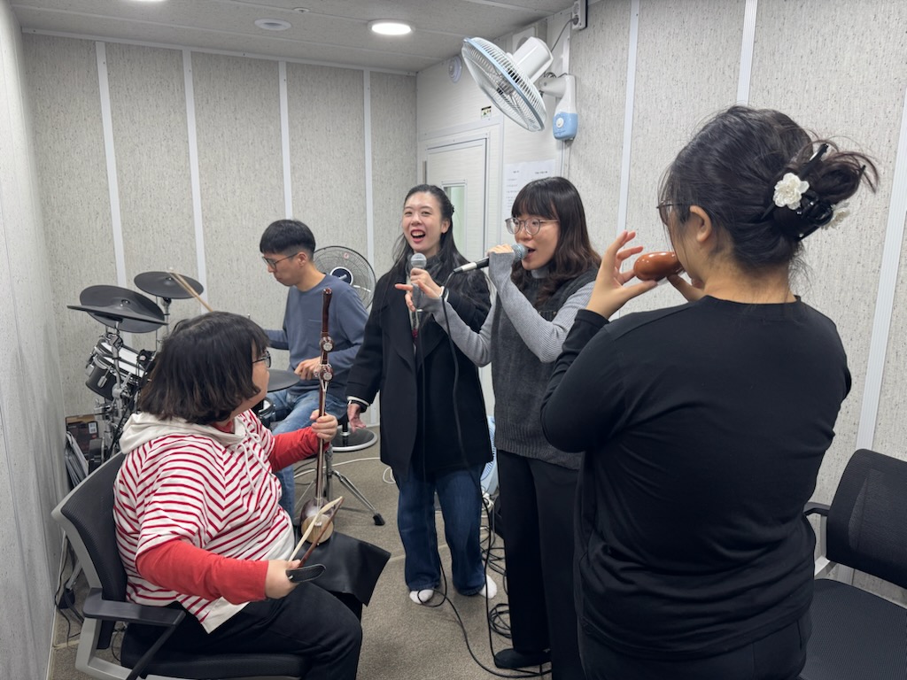 연습에 몰두 중인 어울림 합창단. /사진 제공=어울림 합창단