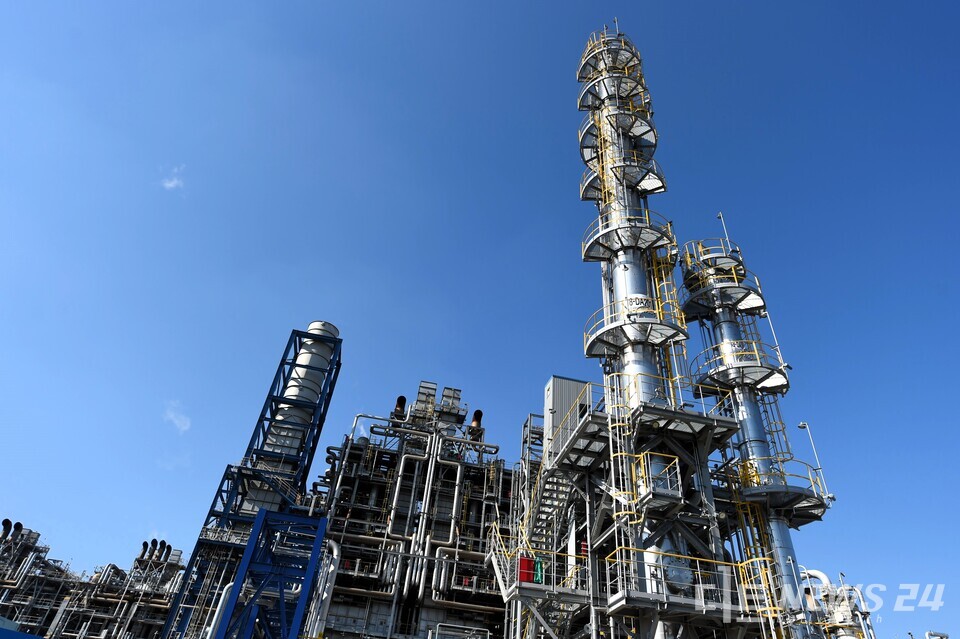 한화토탈에너지스가 탄소 배출 저감과 기후 변화에 대응하기 위한 탄소 포집 파일럿 설비의 실증 운전을 시작했다. 사진은 한화토탈에너지스의 탄소포집 파일럿 설비 모습. /한화토탈에너지스