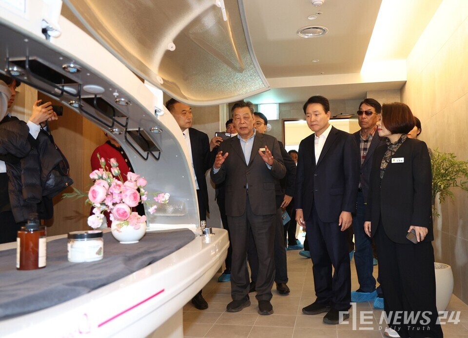 12일 태안해양치유센터 개관식에 참석한 가세로(왼쪽) 태안군수와 성일종(가운데) 국회의원. /태안군