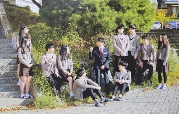 괴정고등학교 교장 시절, 학생들과 함께한 모습.