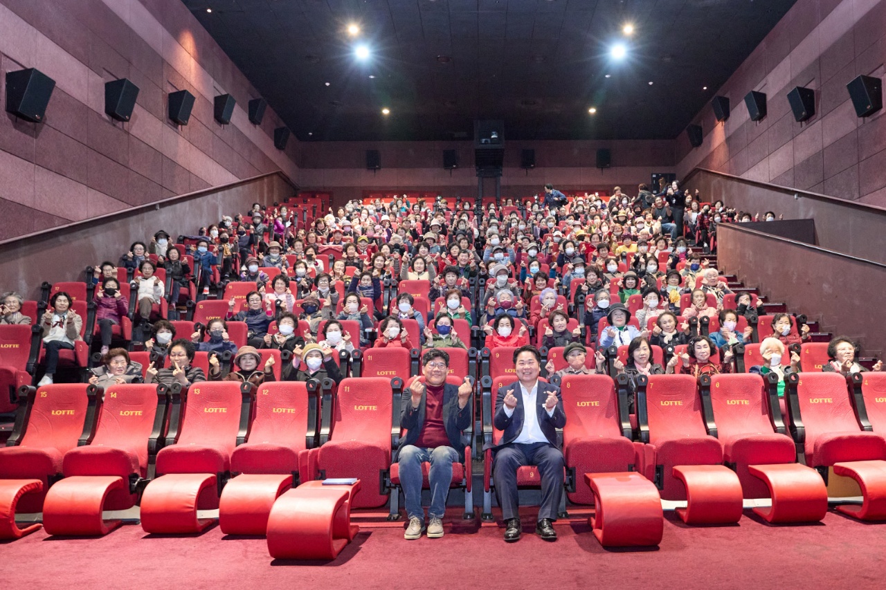 롯데시네마 아산터미널점에서 진행된 영화 관람 모습. 아산시 제공