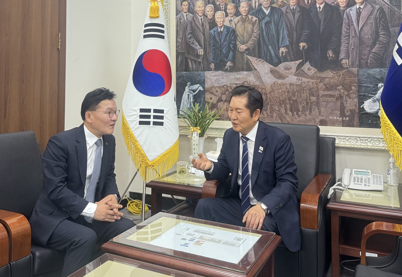 전남도가 2026년 국고 예산 확보를 위해 13일까지 이틀간 국회를 집중 방문하며 전남 미래 100년을 좌우할 핵신사업의 국비 반영을 강력히 요청했다고 14일 밝혔다. 사진은 강위원 경제부지사가 정청래 더불어민주당 당대표를 만나 정부안에 미반영되거나 감액된 사업의 필요성을 조목조목 설명하고 있다./전라남도 제공