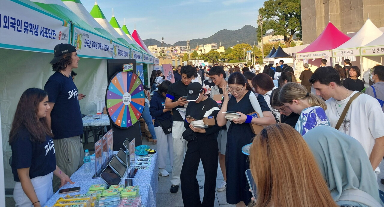 광주광역시는 오는 18일 오후 1시부터 5시까지 5·18민주광장 일원에서 ‘2025 광주 외국인 유학생의 날’ 행사를 개최한다고 14일 밝혔다./광주광역시 제공