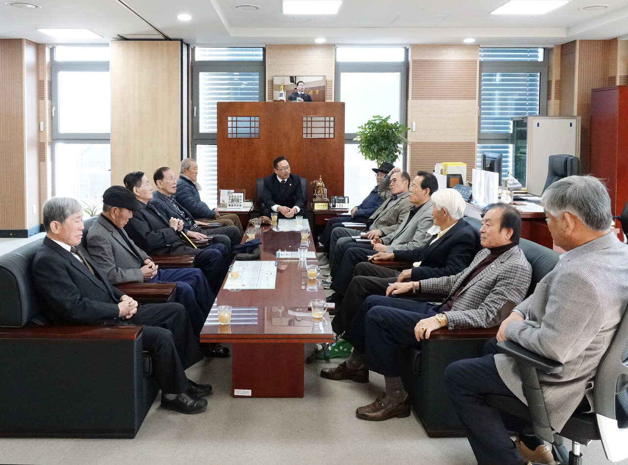 아산시의회는 14일 의회 내 의장실에서 의정동우회 회원 13명과 의정동우회 간담회를 개최했다. 아산시의회 제공