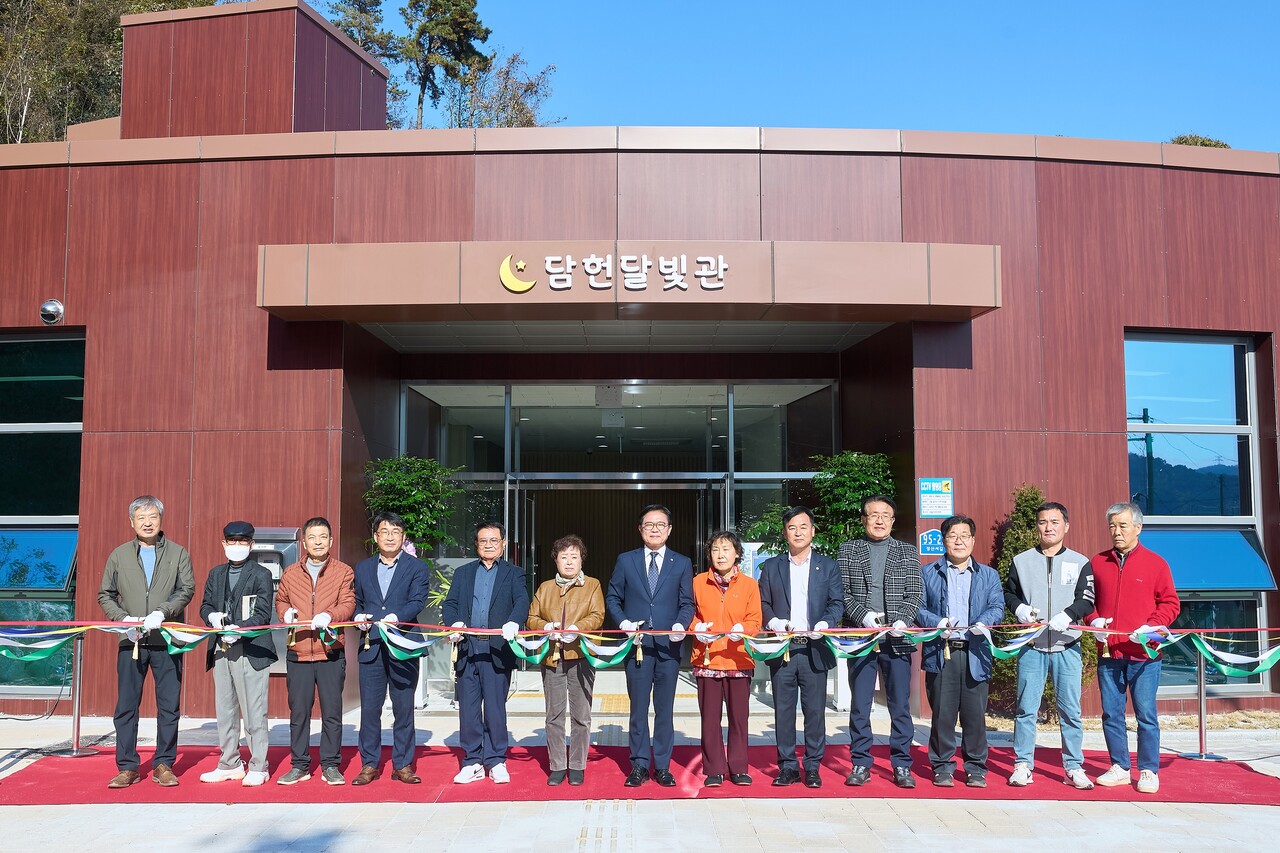 천안시는 14일 담헌 홍대용 선생의 발자취를 살필 수 있는 역사문화 관광체험 공간인 ‘담헌달빛관’ 개소식을 개최했다. 천안시 제공