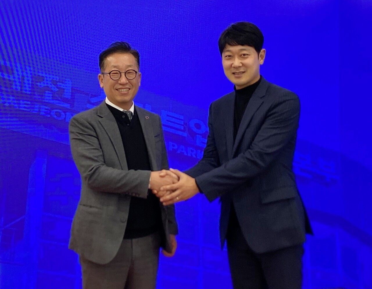 대전창조경제혁신센터가 대전 스타트업 파크에서 투자계약 체결 기념촬영을 하고 있다. (왼쪽부터) 대전혁신센터 박대희 대표, 에이알티 배성모 대표. 대전창조경제혁신센터 제공.