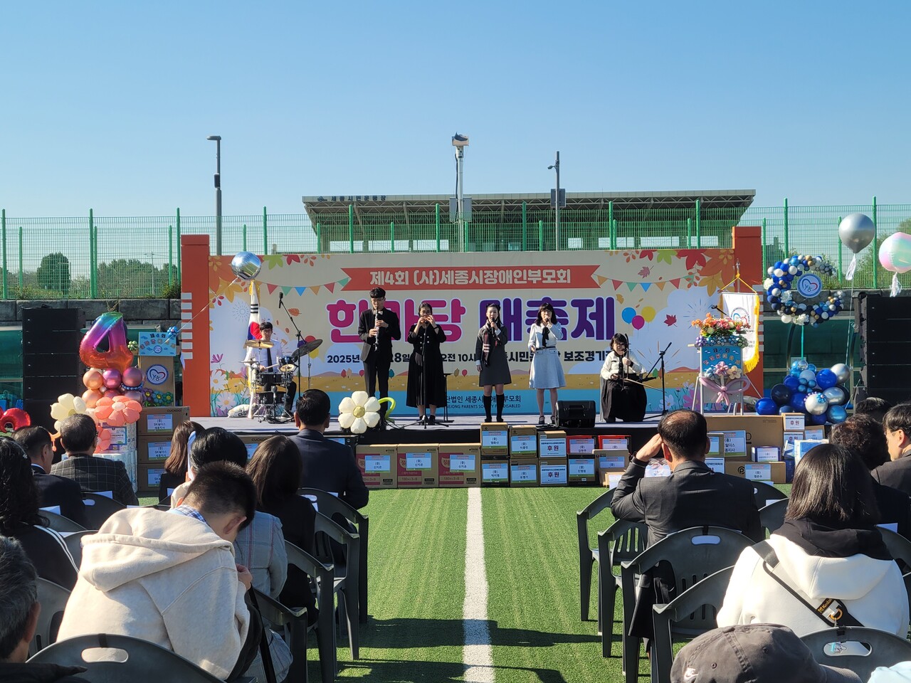 지난달 열린 어울림 합창단의 공연. 가장 오른쪽이 김슬기씨. /사진=권예진 기자