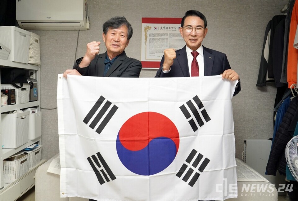 이완섭(오른쪽) 서산시장이 14일 부춘동에 거주하고 있는 애국지사 이봉하 선생의 자녀 이완성 씨를 만나 감사의 뜻을 전했다. /서산시