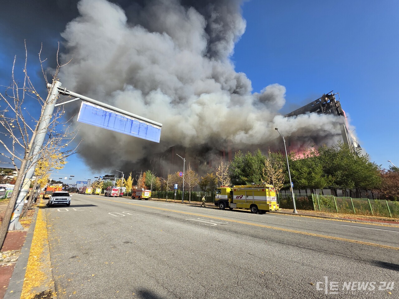 15일 오전 6시 8분경 천안지역 최대 물류센터인 ‘이랜드 물류센터’에 대형 화재가 발생한 가운데 센터 내부에 의류 등 가연물질이 많아 쉽게 불길이 잡히지 않고 있다. 최진섭 기자
