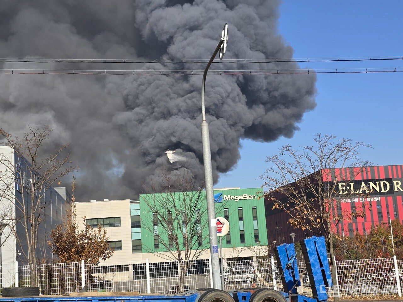 15일 오전 6시 8분경 천안지역 최대 물류센터인 ‘이랜드 물류센터’에 대형 화재가 발생한 가운데 소방헬기가 끊임없이 물을 쏟아 붓고 있지만, 불길이 쉽게 잡히지 않고 있다. 최진섭 기자