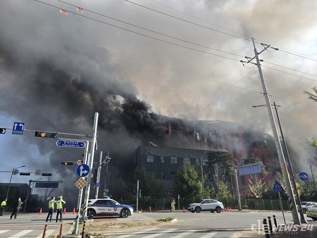 15일 오전 6시 8분경 천안지역 최대 물류센터인 ‘이랜드 물류센터’에 대형 화재가 발생한 가운데 물류센터 안에서는 불길이 치솟고 있다. 최진섭 기자