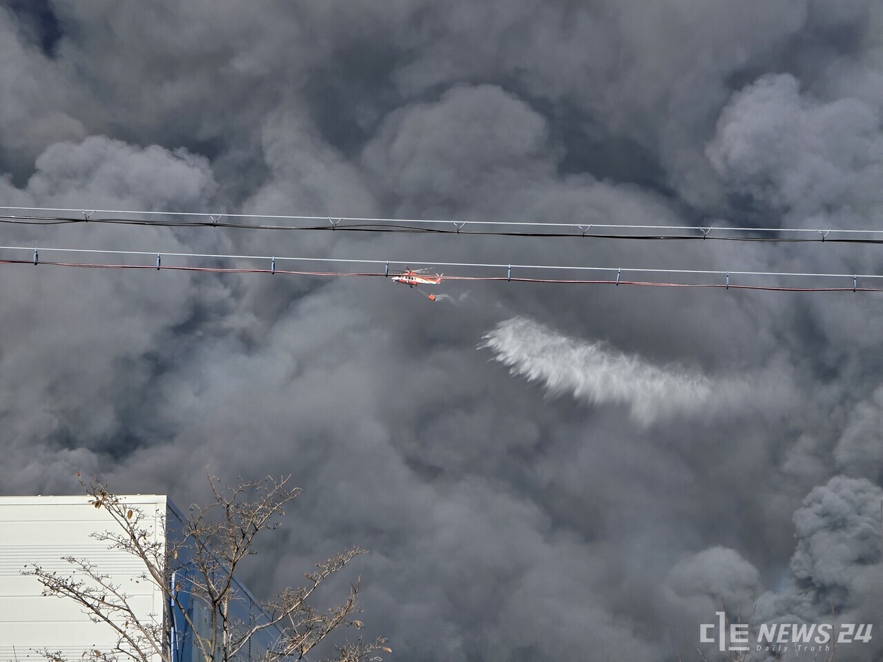 15일 오전 6시 8분경 천안지역 최대 물류센터인 ‘이랜드 물류센터’에 대형 화재가 발생한 가운데 소방헬기가 검은 연기를 뚫고 물을 쏟아붓고 있다. 최진섭 기자