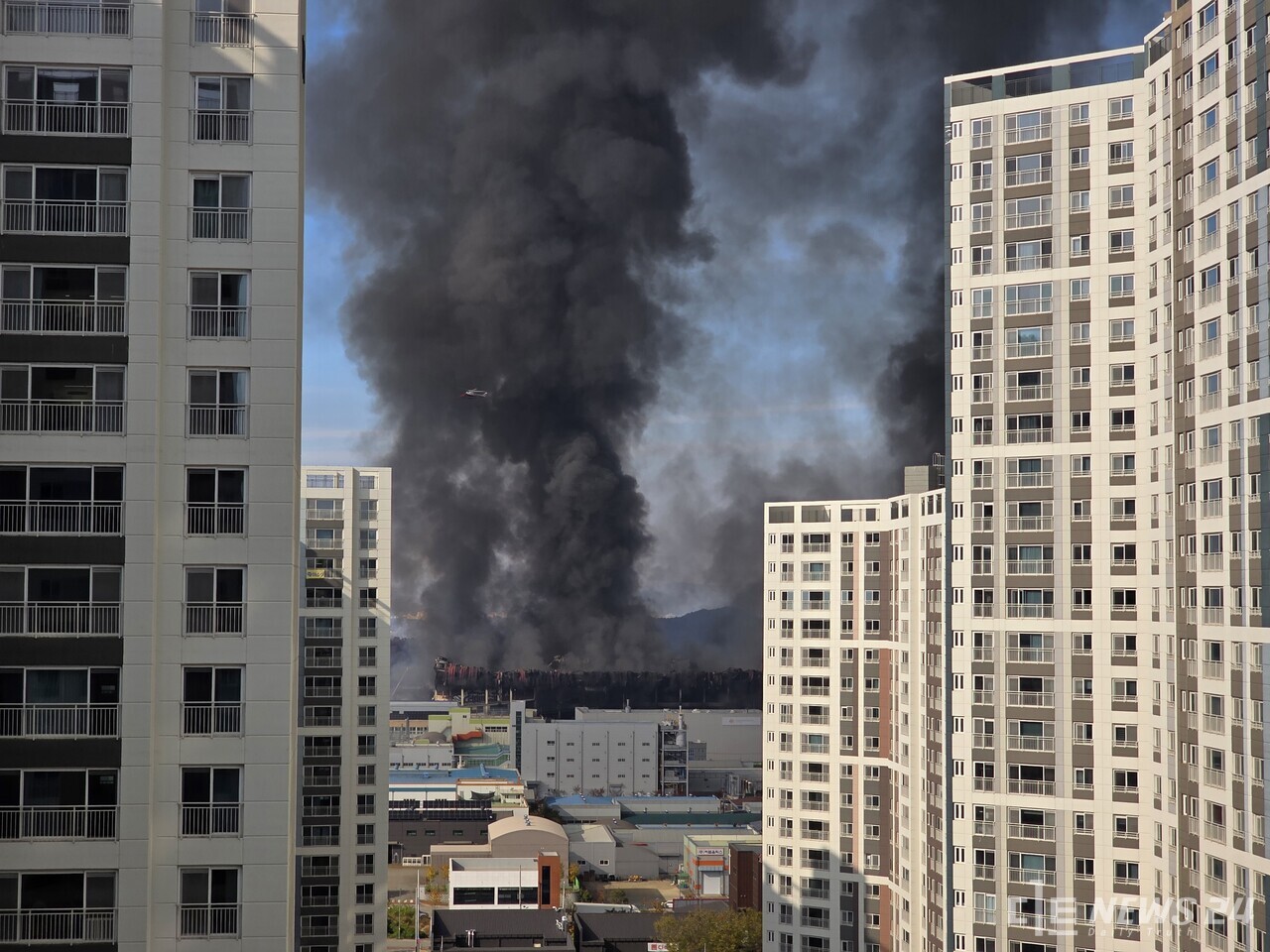 15일 천안지역 최대 물류센터인 ‘이랜드 물류센터’에 대형 화재가 발생한 가운데 인근 아파트 사이로 검은 연기가 치솟는 화재현장이 보인다. 최진섭 기자