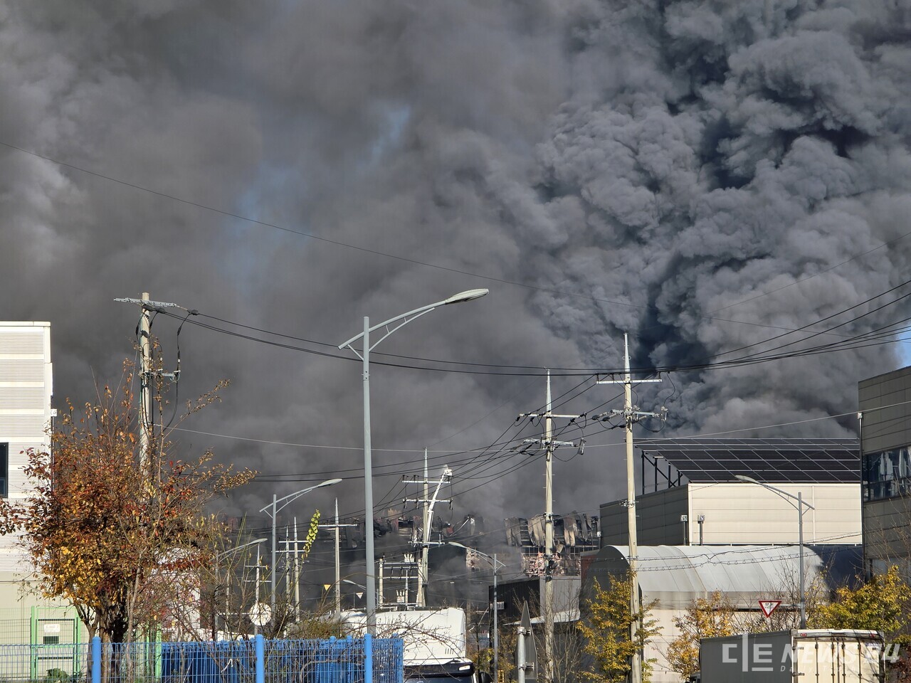 15일 천안지역 최대 물류센터인 ‘이랜드 물류센터’에 대형 화재가 발생한 가운데 물류센터가 있는 풍세면 일대가 온통 검은 연기에 휩싸였다. 최진섭 기자