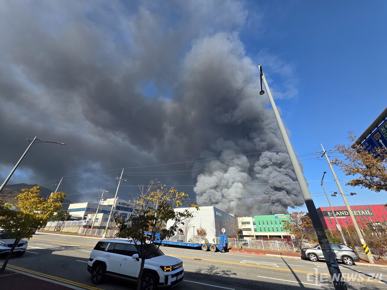 15일 천안지역 최대 물류센터인 ‘이랜드 물류센터’에 대형 화재가 발생한 가운데 불에 탄 물류센터 인근 도로가 검은 연기에 휩싸였다. 최진섭 기자