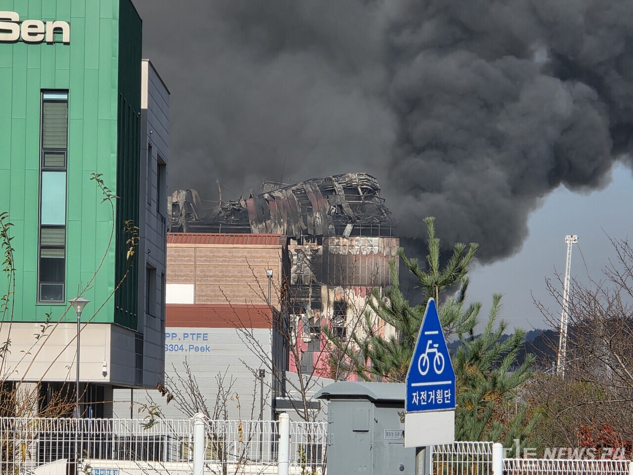 15일 천안지역 최대 물류센터인 ‘이랜드 물류센터’에 대형 화재가 발생한 가운데 불에 탄 물류센터 일부가 모습을 드러냈다. 최진섭 기자