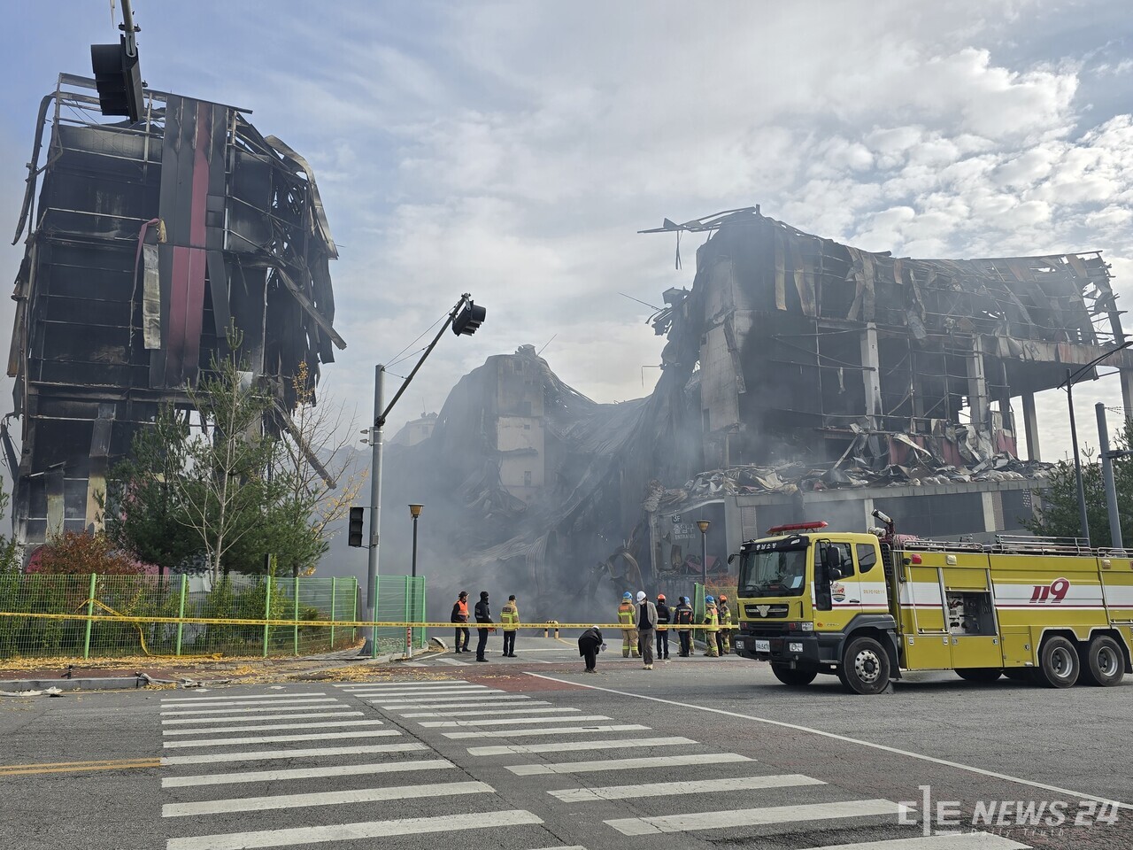 지난 15일 오전 6시 8분경 천안시 풍세면 소재 이랜드 물류센터에서 대형 화제가 발생한 가운데 16일 물류센터가 뼈대 일부만 남긴채 무너져 내렸다. 최진섭 기자.
