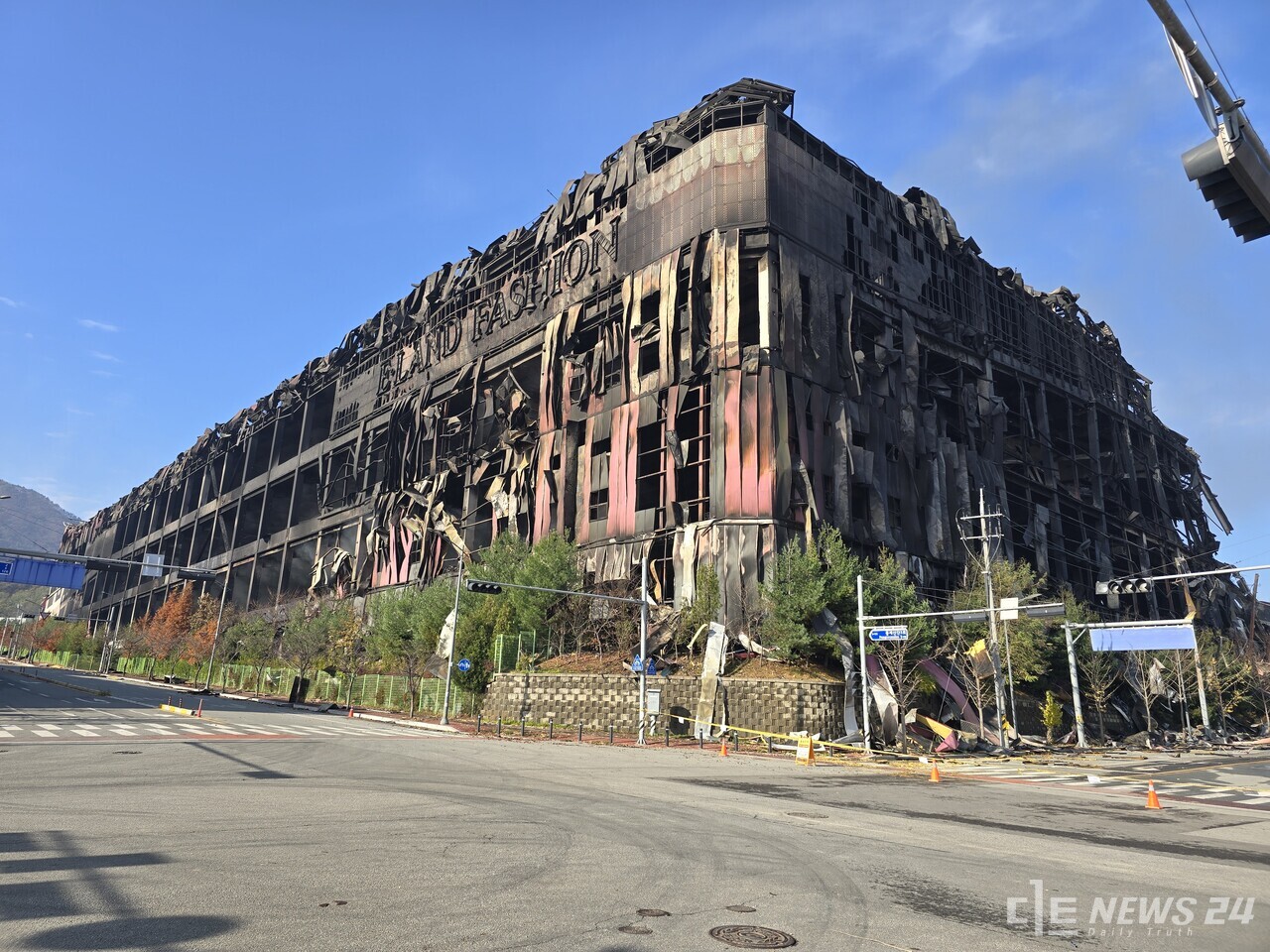 15일 대형 화재로 시뻘겋게 불타오르던 천안 이랜드 물류센터가 뼈대만 남은 처첨한 모습으로 16일 아침을 맞았다. 최진섭 기자