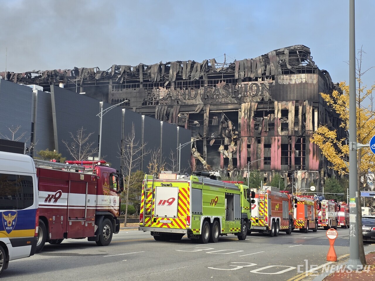 16일 천안 이랜드 물류센터의 화재는 진압됐지만, 소방당국의 현장 대응반은 상황을 유지하고 있다. 최진섭 기자