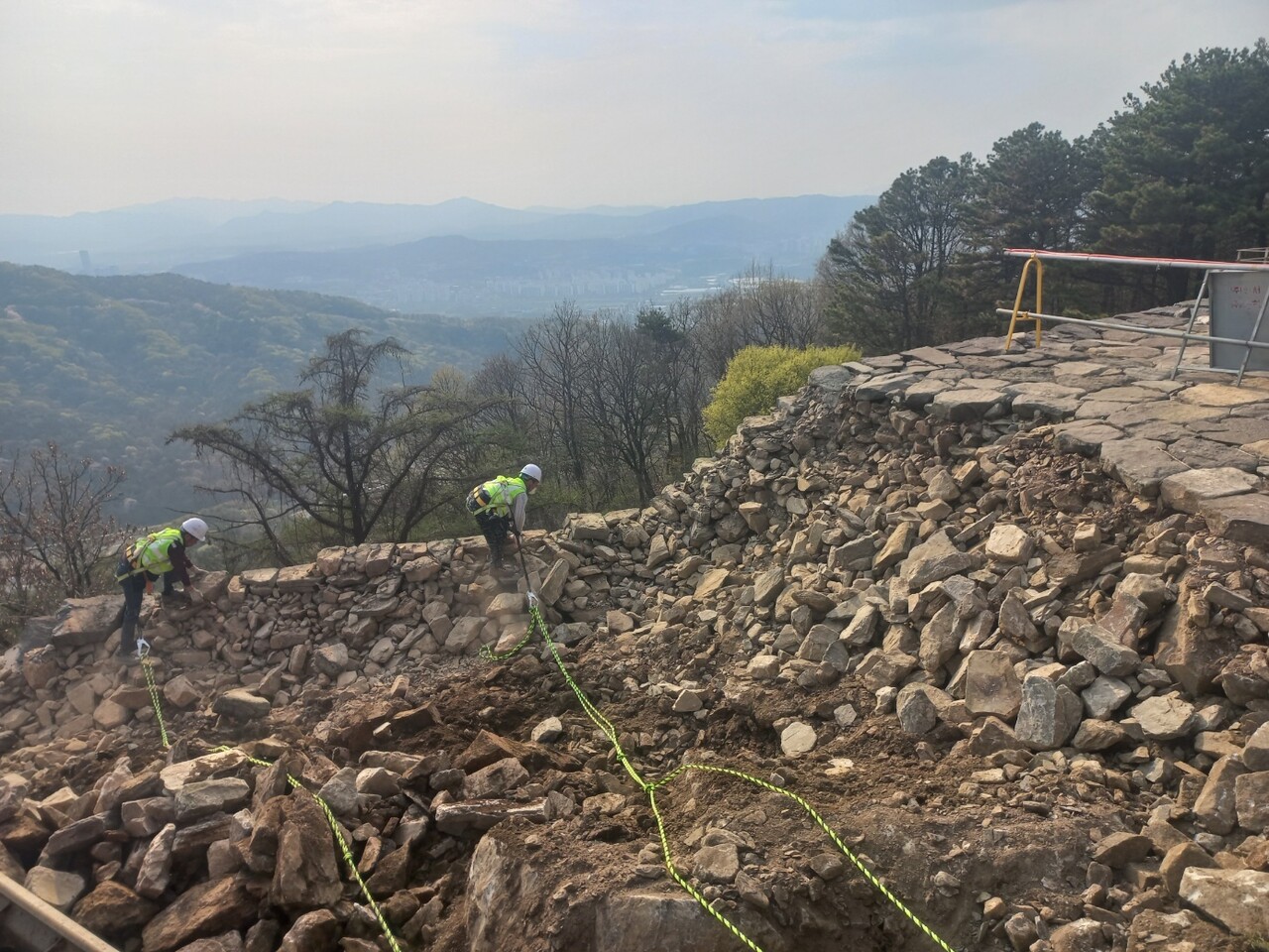 계족산성 보수 모습. 대전시 제공.