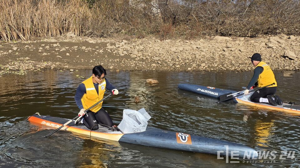 16일 서산 성암저수지에서 진행된 서산시청 카누팀의 환경정화 활동 모습. /서산시