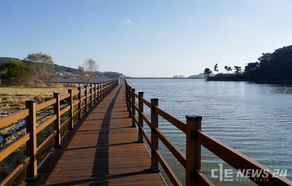 16일 개장한 서산시 인지면 '풍전저수지 둘레길’ 모습. /서산시