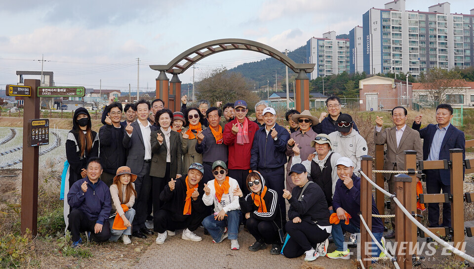 16일 열린 '풍전저수지 둘레길’ 개장식에 참석한 이완섭 서산시장이 참석자들과 함께 기념촬영을 하고 있다. /서산시 