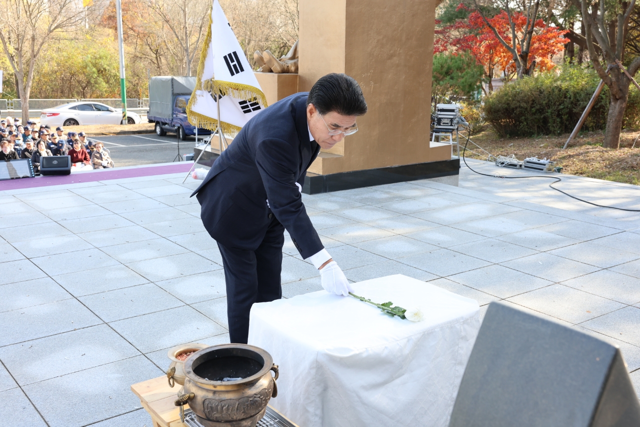 계룡시가 17일 신도안면 광복단결사대 기념탑에서 ‘제86회 순국선열의 날 추념식’을 개최했다.