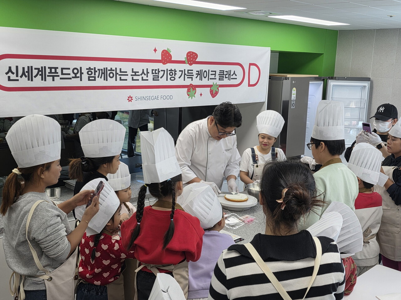 ‘딸기 향가득 케이크 클래스’ 사전 체험행사 장면.