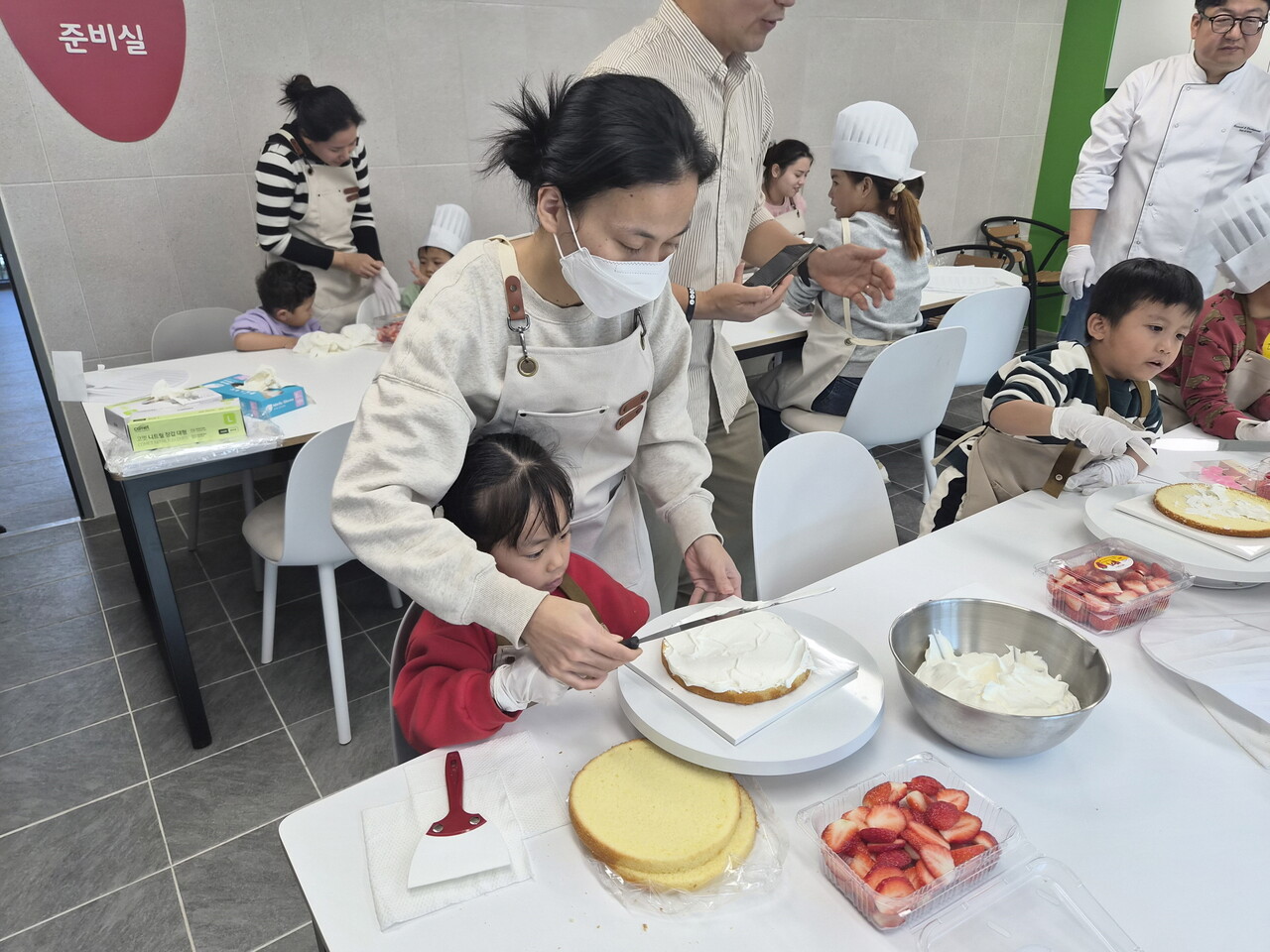 ‘딸기 향가득 케이크 클래스’ 사전 체험행사 장면.