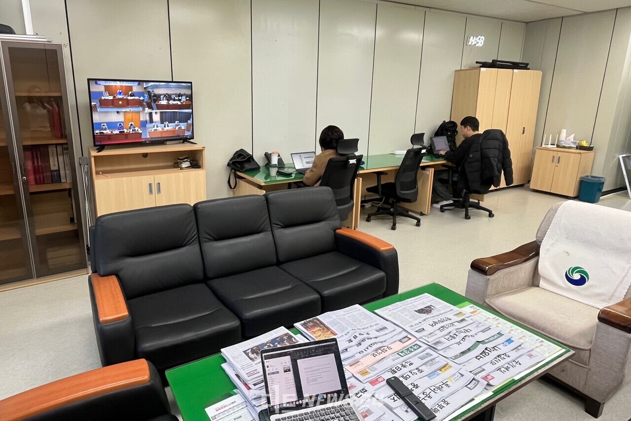 대전 자치구의회가 행정사무감사가 깜깜이로 이뤄지고 있다는 비판이 나온다. 행감 생중계가 이뤄지지 않아 행감을 보기 위해서는 기자실을 이용해야 한다. 시민은 직접 의회를 찾거나 의원실을 활용해야 한다. 사진은 서구청 기자실. 유솔아 기자. 