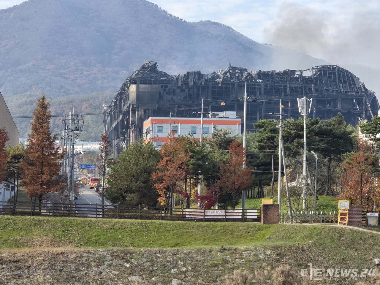 지난 15일, 천안시 풍세면 소재 이랜드 패션 물류센터에 대형 화재가 발생한 가운데 17일까지 진화 작업이 이어지고 있다. 최진섭 기자