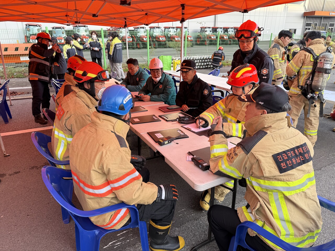 지난 15일 이랜드패션 물류센터 화재 현장에서 김석필 천안시장 권한대행이 소방 등 유관기관과의 상황판단 회의에 참석했다. 천안시 제공