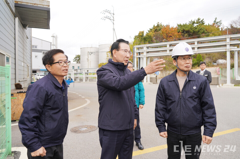 17일 이완섭(가운데) 서산시장이 선도화학㈜을 방문해 현장을 둘러보고 회사 관계자들과 함께 대화하며 애로사항을 청취했다. /서산시
