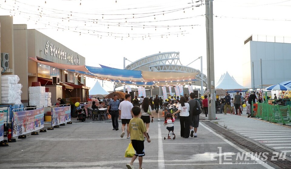  ‘충남 태안 1호 골목형 상점가’ 안면읍 백사장항에서 군민과 관광객을 위한 온누리상품권 환급행사가 진행된다. 사진은 백사장항 모습. /태안군