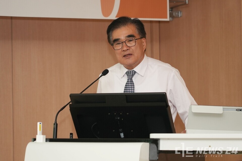 김기웅 충남 서천군수가 17일 군청 대회의실에서 팀장급 이상 공직자 150여 명을 대상으로 ‘금강하구를 열어 서천의 미래를 열다’란 주제로 특강을 진행해 큰 호응을 얻었다. 사진은 강연 중인 김기웅 서천군수. /서천군