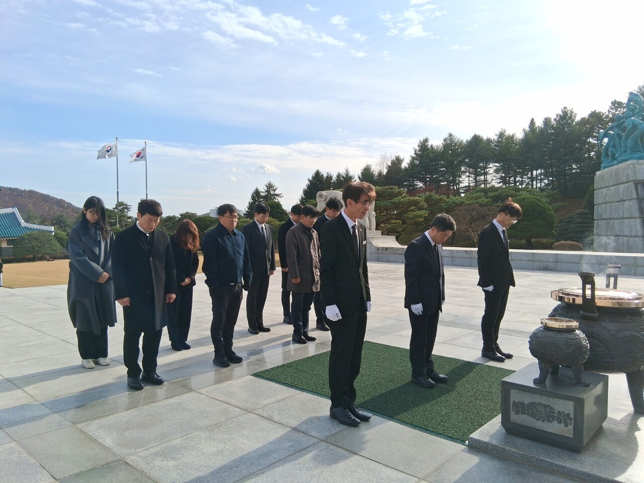 정학수 대전지방조달청장이 17일 제86회 순국선열의 날을 맞아 직원들과 함께 대전 유성구 국립대전현충원을 찾아 현충탑에 참배했다.