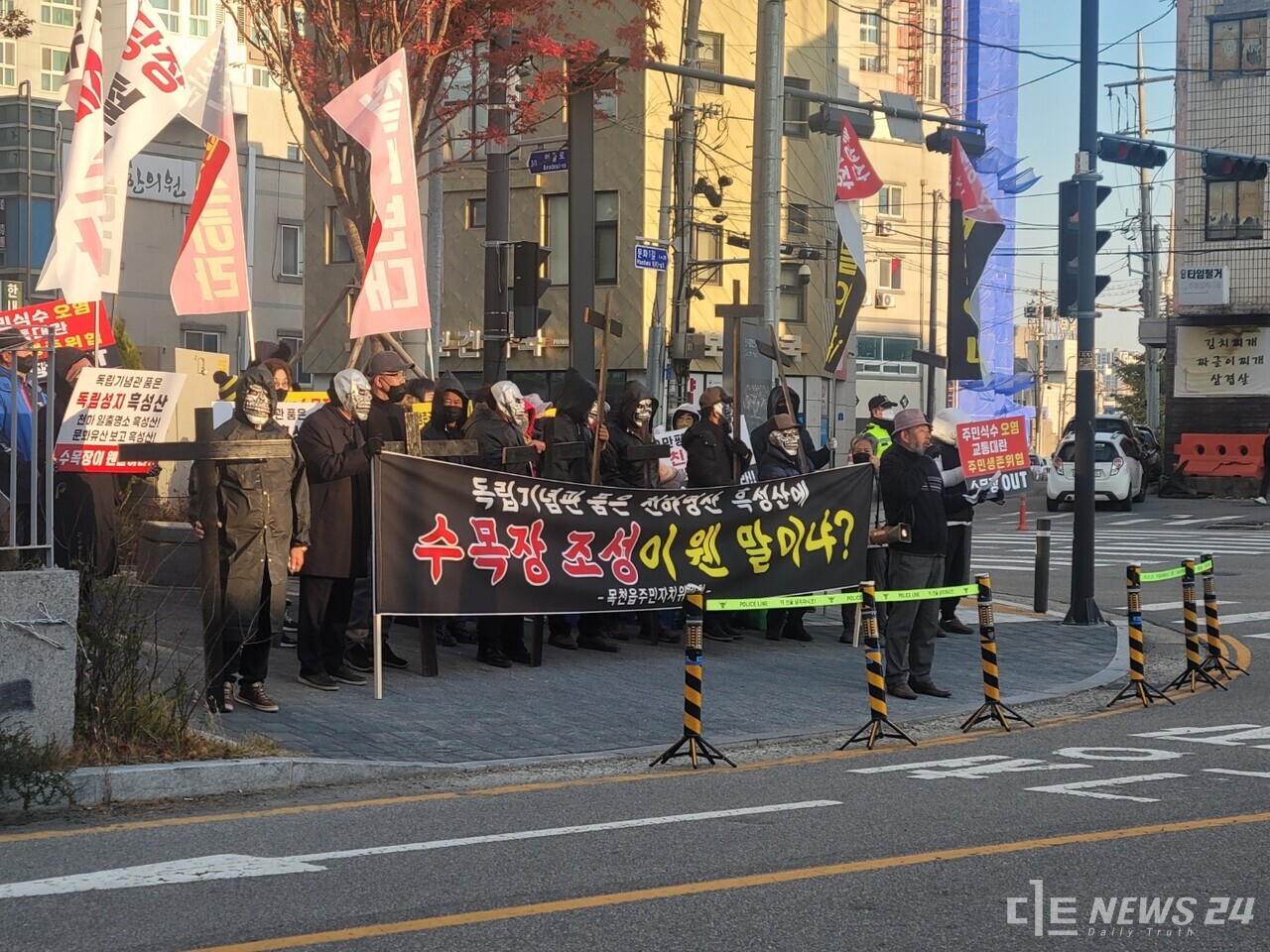 천안시 목천읍 흑성산 인근 수목장림 조성사업을 반대하는 지역민들이 18일 새벽, 천안 동남구청 앞에서 생존권을 보장하라며 집회를 열었다. 최진섭 기자