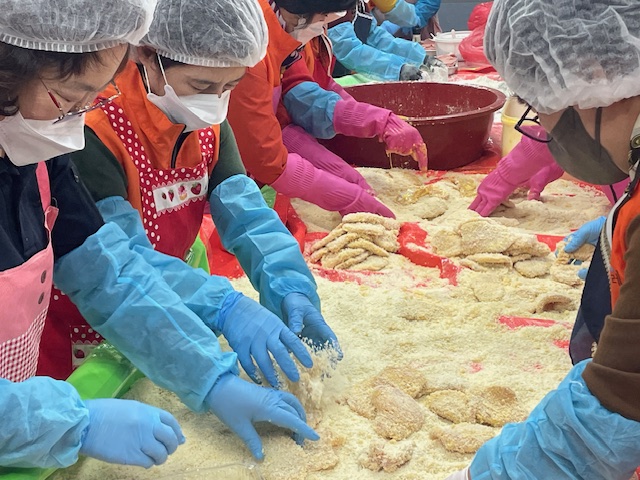 중앙동 복지만두레 회원들이 수제돈까스를 만들고 있다. 동구 제공.