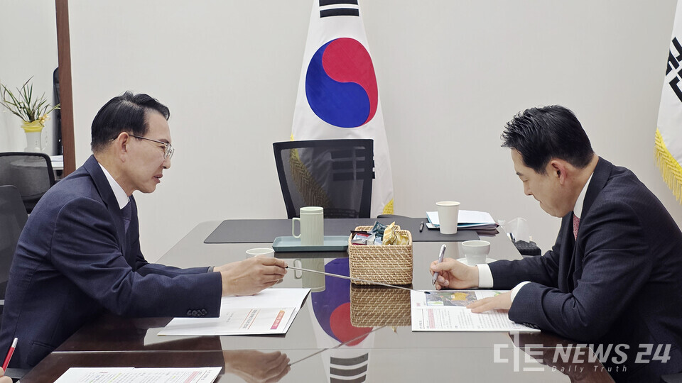 이완섭(왼쪽) 서산시장이 17일 국회를 방문해 장동혁 국민의힘 대표에게 서산시의 주요 현안 사업들에 대해 설명하고 있다. /서산시