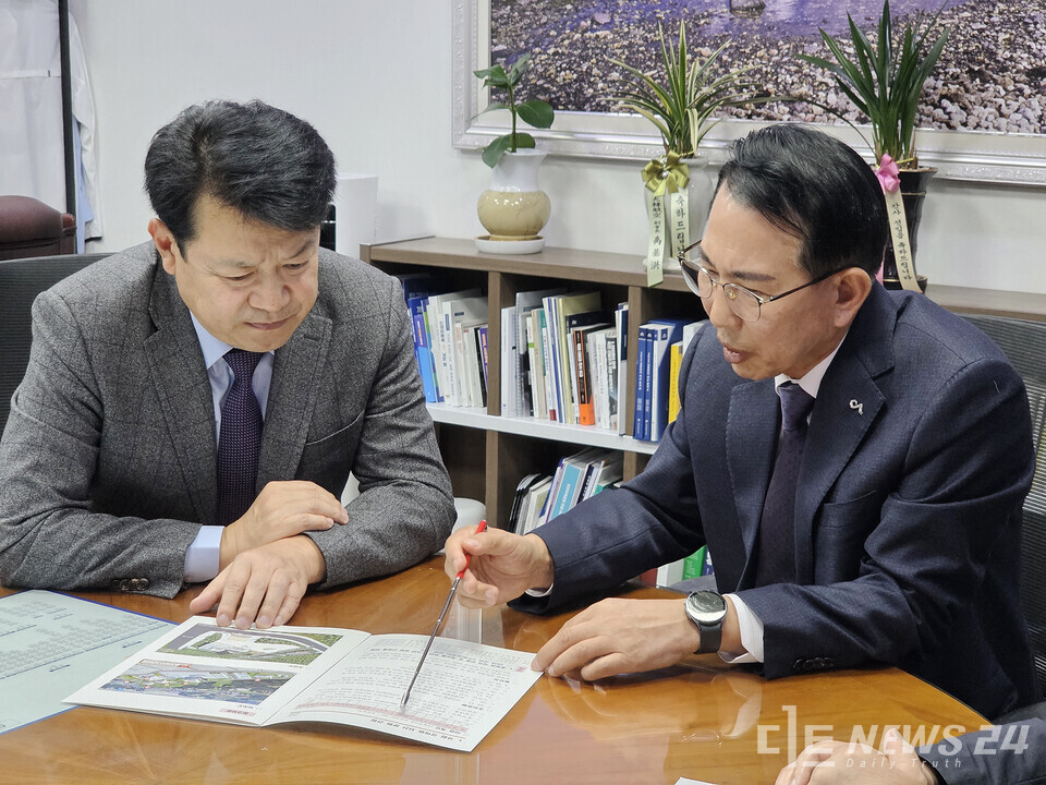 이완섭(오른쪽) 서산시장이 17일 국회를 방문해 복기왕 더불어민주당 소속 국회의원에게 서산공항 건설의 필요성에 대해 역설하고 협조를 요청했다. /서산시