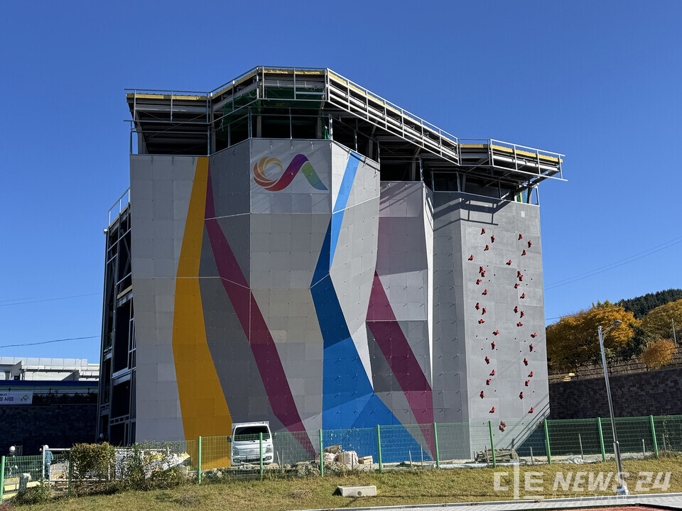 충남 서산시가 시민 중심의 공공 생활체육 기반을 확충하기 위한 사업들이 순조롭게 추진되면서 시민들의 기대감이 커지고 있다. 사진은 12월 준공을 앞두고 있는 서산시 클라이밍장 전경. /서산시