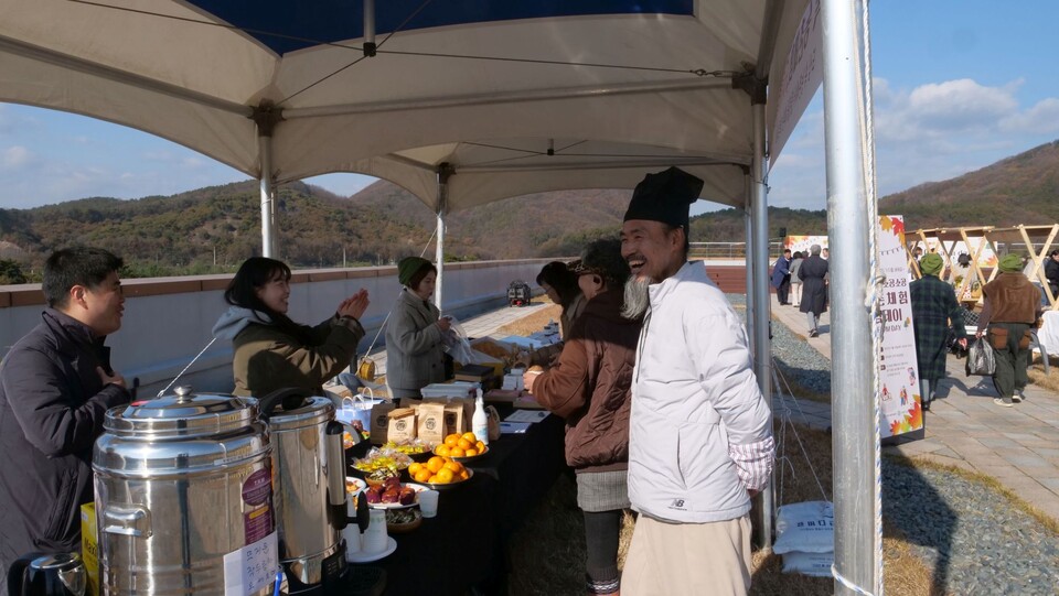 농산품 나눔 바자회에서 참가자들이 환하게 웃고 있다.