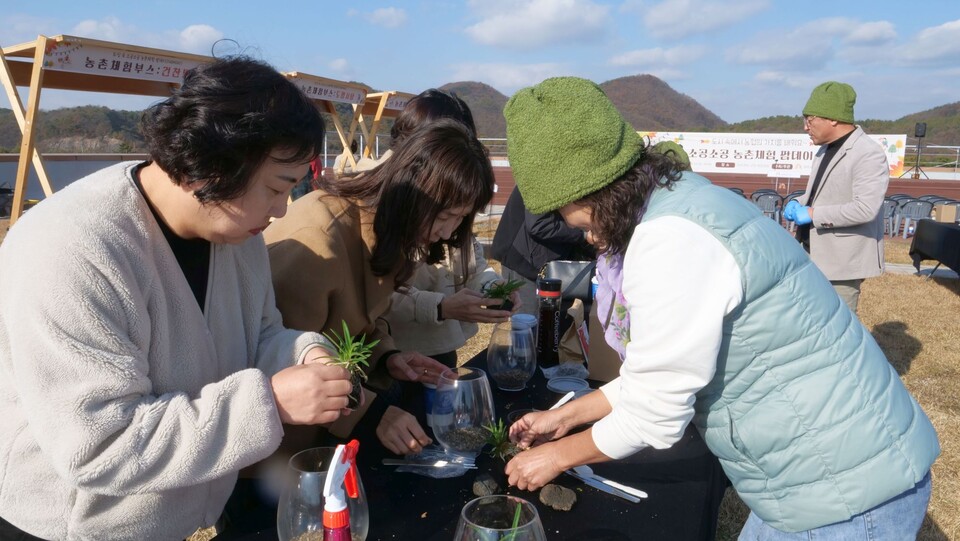 참가자들이'테라리움 만들기' 체험을 하고 있다.