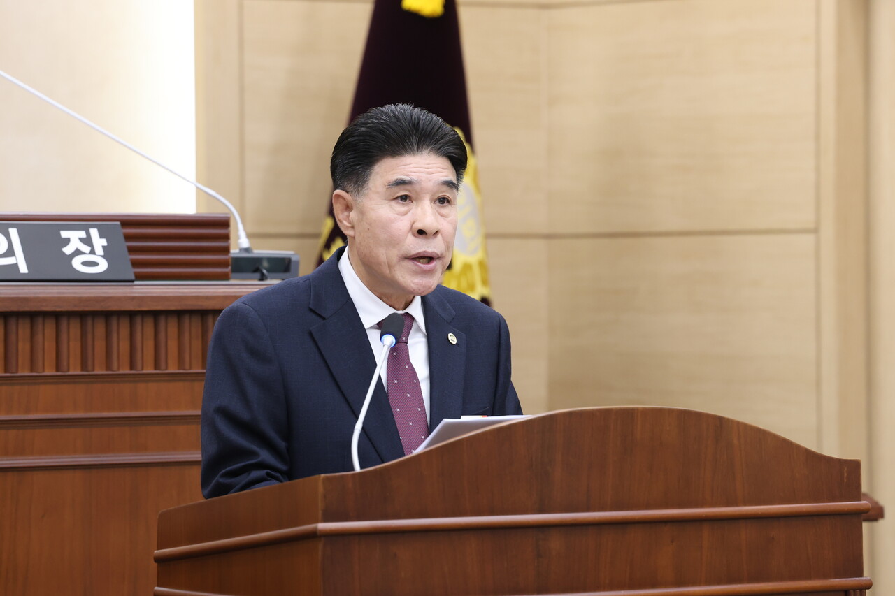 이응우 계룡시장이 19일 열린 제185회 계룡시의회 정례회에서 내년도 시정운영에 대해 설명하고 있다.