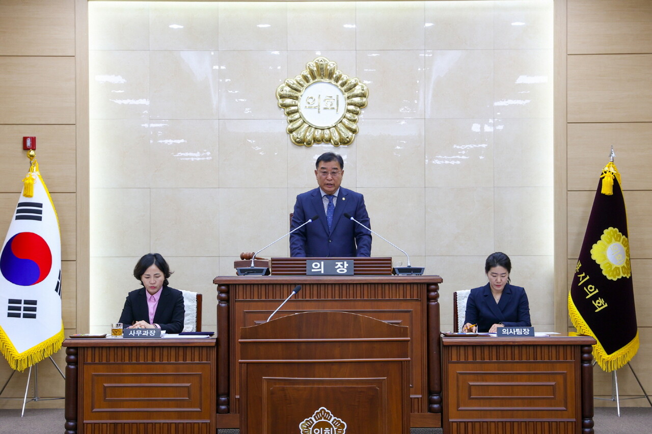 계룡시의회가 11월 19일~12월 15일, 27일간의 일정으로 제185회 정례회를 개회했다. (가운데) 김범규 의장.