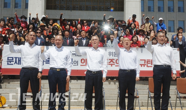 지난 2019년 5월 2일 국민의힘 전신인 자유한국당 이창수 충남도당위원장, 성일종 의원, 김태흠 의원, 이장우 의원, 윤영석 의원(왼쪽부터)이 공수처법 등 패스트트랙 처리에 반대하며 국회 본청 앞 계단에서 가진 ‘문재인 좌파독재 정부의 의회민주주의 파괴 규탄 삭발식’ 모습. 자료사진.