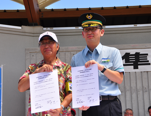 오른쪽 정복 착용자가 윤희일 전 경향신문 도쿄특파원
