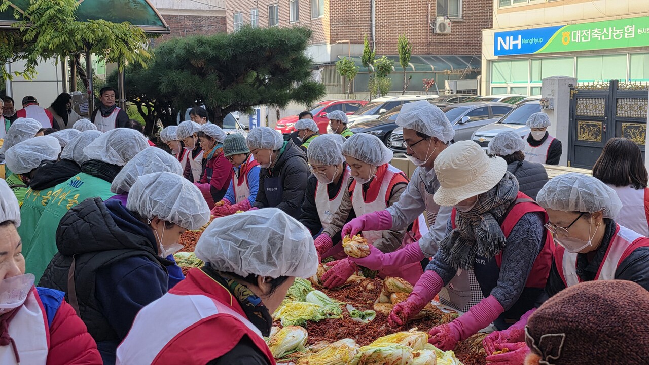 삼성동 자생단체 연합과 박희조 동구청장(오른쪽 줄 오른쪽 세번째)이 김장을 하고있다. 동구 제공. 